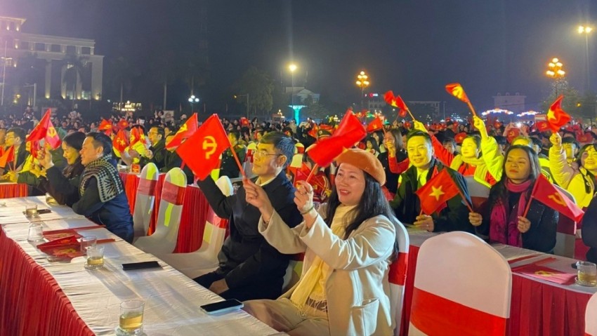 Lào Cai: Đặc sắc chương trình nghệ thuật “Tự hào tiến bước dưới cờ Đảng quang vinh”