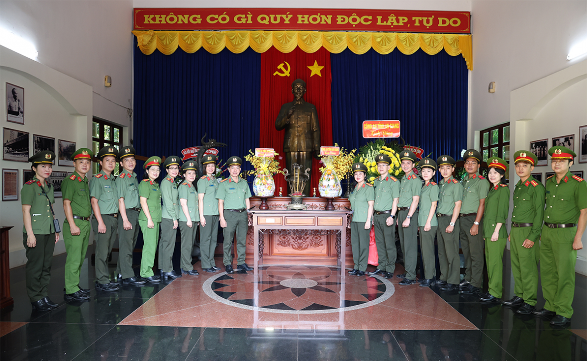Công an tỉnh An Giang bàn giao công trình “Ngôi nhà 19/8” và sinh hoạt chính trị tại tỉnh Cà Mau Công an tỉnh An Giang bàn giao công trình “Ngôi nhà 19/8” và sinh hoạt chính trị tại tỉnh Cà Mau