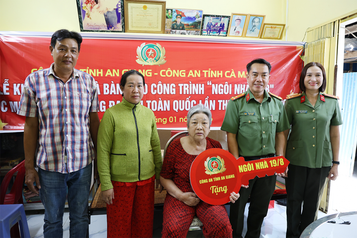 Công an tỉnh An Giang bàn giao công trình “Ngôi nhà 19/8” và sinh hoạt chính trị tại tỉnh Cà Mau Công an tỉnh An Giang bàn giao công trình “Ngôi nhà 19/8” và sinh hoạt chính trị tại tỉnh Cà Mau