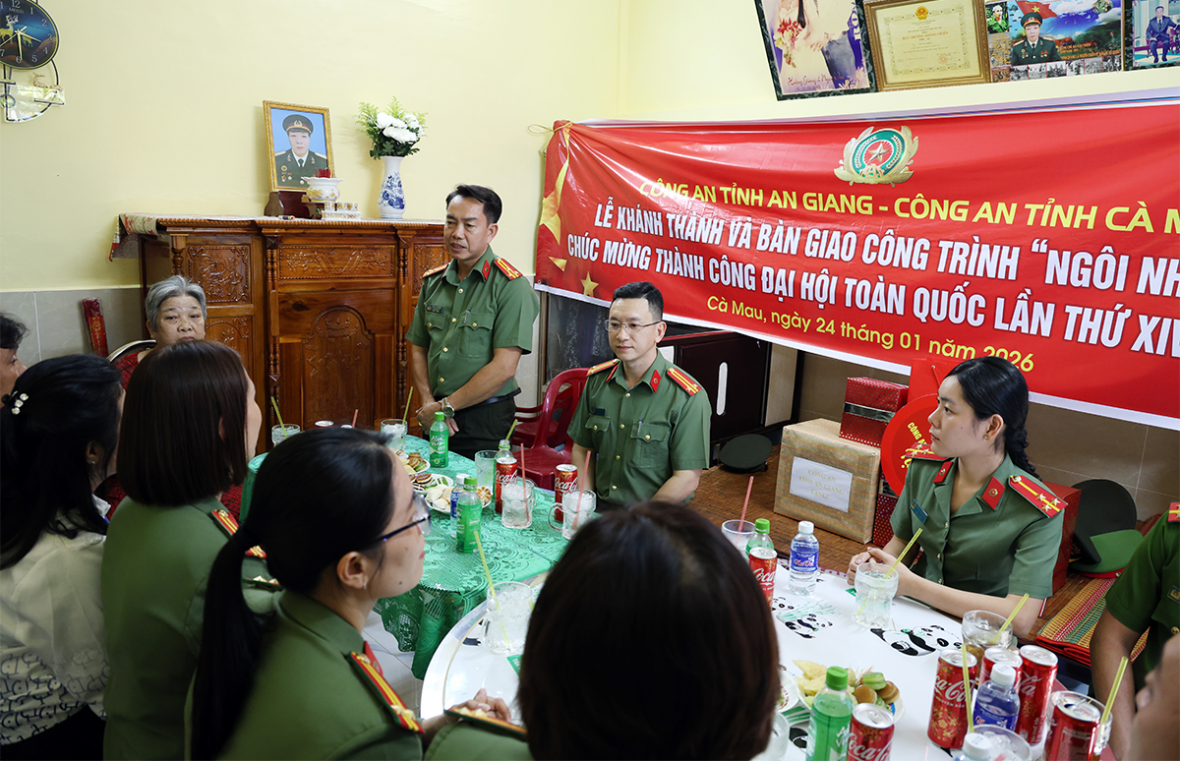 Công an tỉnh An Giang bàn giao công trình “Ngôi nhà 19/8” và sinh hoạt chính trị tại tỉnh Cà Mau Công an tỉnh An Giang bàn giao công trình “Ngôi nhà 19/8” và sinh hoạt chính trị tại tỉnh Cà Mau