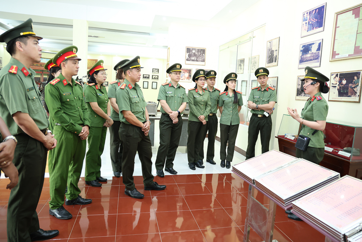Công an tỉnh An Giang bàn giao công trình “Ngôi nhà 19/8” và sinh hoạt chính trị tại tỉnh Cà Mau Công an tỉnh An Giang bàn giao công trình “Ngôi nhà 19/8” và sinh hoạt chính trị tại tỉnh Cà Mau