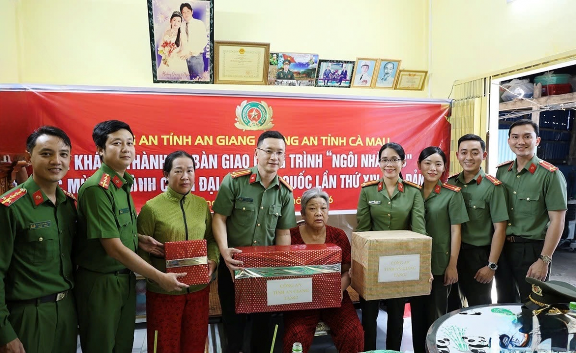 Công an tỉnh An Giang bàn giao công trình “Ngôi nhà 19/8” và sinh hoạt chính trị tại tỉnh Cà Mau Công an tỉnh An Giang bàn giao công trình “Ngôi nhà 19/8” và sinh hoạt chính trị tại tỉnh Cà Mau