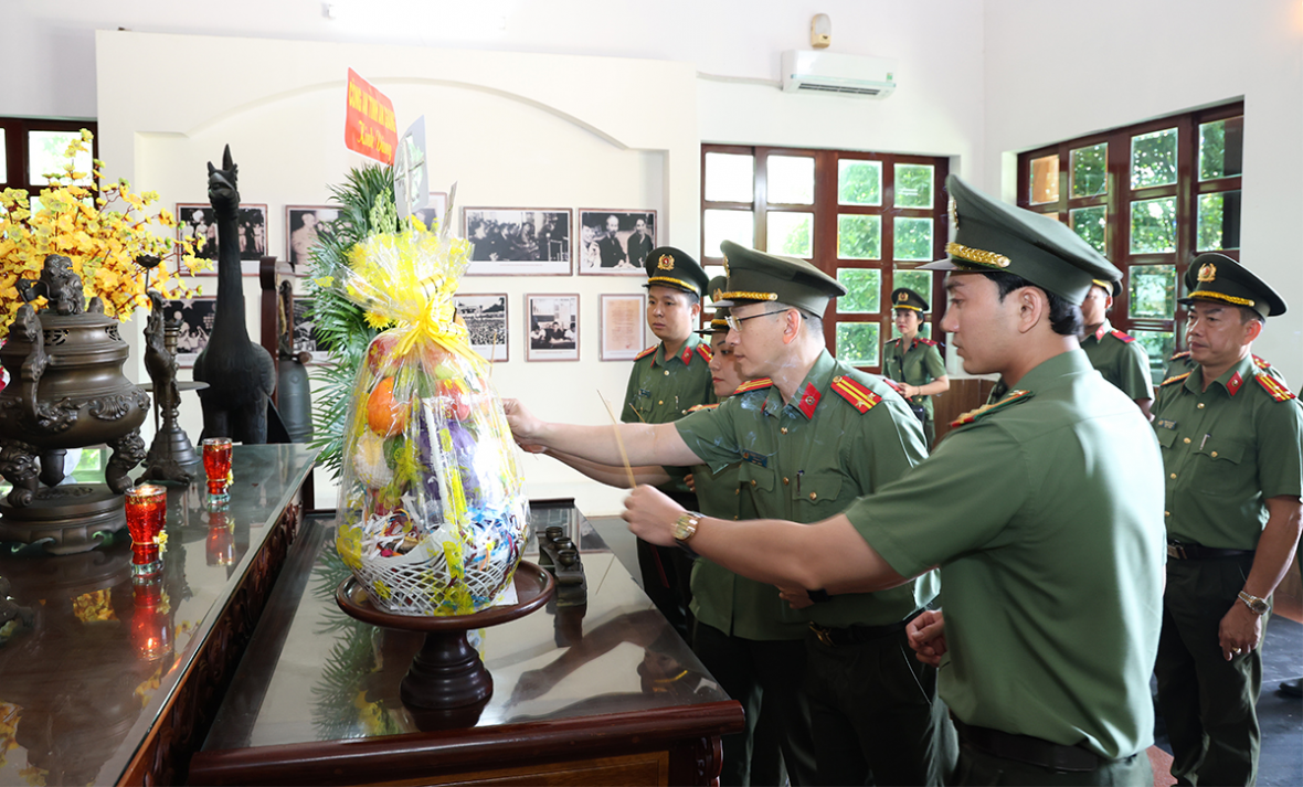 Công an tỉnh An Giang bàn giao công trình “Ngôi nhà 19/8” và sinh hoạt chính trị tại tỉnh Cà Mau Công an tỉnh An Giang bàn giao công trình “Ngôi nhà 19/8” và sinh hoạt chính trị tại tỉnh Cà Mau