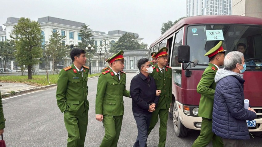 Trong quá trình thực hiện gói thầu, sau mỗi lần VICEM thanh toán, Đỗ Đình Thu đã chuyển lại cho Dư Ngọc Long tổng số tiền hơn 3,25 tỉ đồng theo thỏa thuận, gây thiệt hại cho Nhà nước hơn 15,6 tỉ đồng.