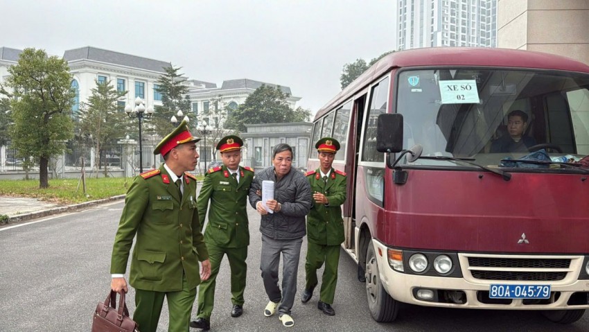 Ngoài ra, quá trình thực hiện gói thầu số 19 của dự án, với động cơ hưởng lợi cá nhân, Nguyễn Ngọc Anh và Dư Ngọc Long đã câu kết, thông đồng với Đỗ Đình Thu, Tổng Giám đốc Công ty ECON, thỏa thuận trích lại 5% tiền thanh toán của gói thầu cho VICEM để đư