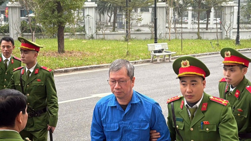 Tuy nhiên, quá trình thực hiện đầu tư xây dựng Dự án Trung tâm Điều hành và giao dịch Vicem tại Khu đô thị mới Cầu Giấy, TP Hà Nội, các bị can Lê Văn Chung, Nguyễn Ngọc Anh cùng các bị can khác trong vụ án đã cố ý làm sai lệch các chỉ tiêu tài chính, tính