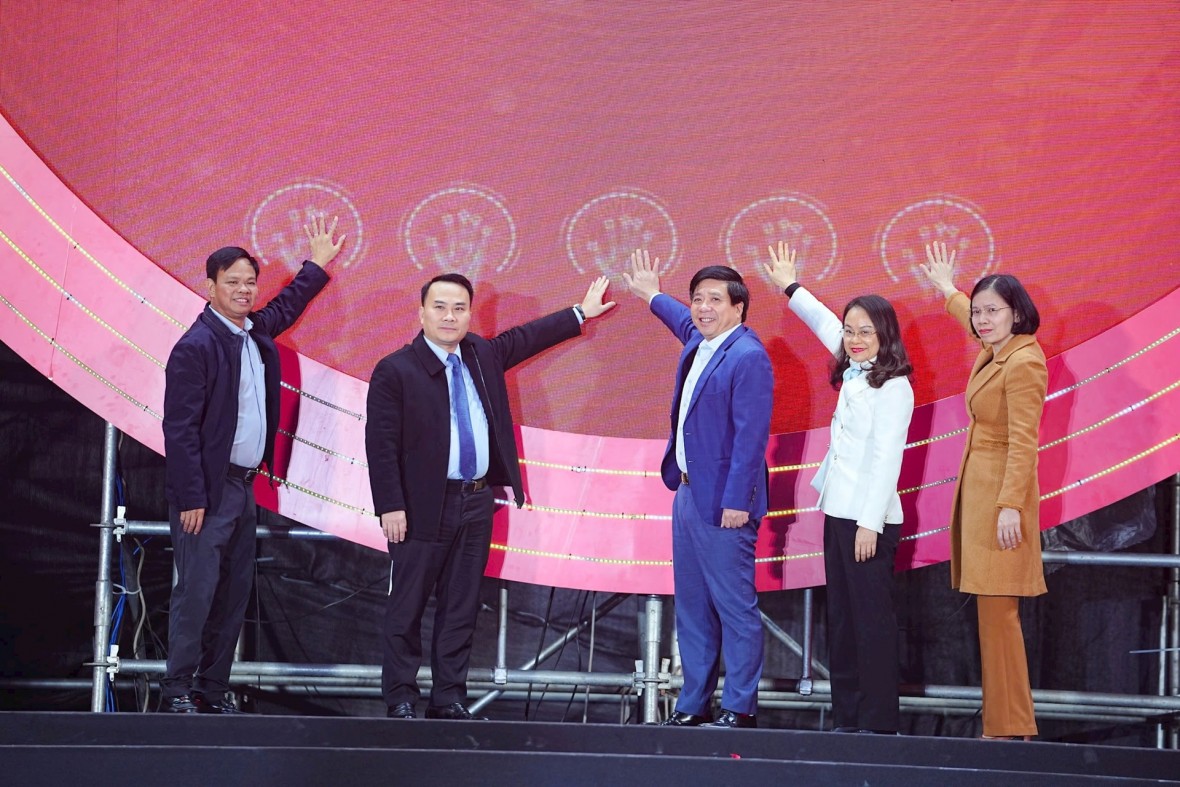 Đại diện lãnh đạo phường Tây Tựu, Tập đoàn FPT thực hiện nghi thức khai mạc chương trình.