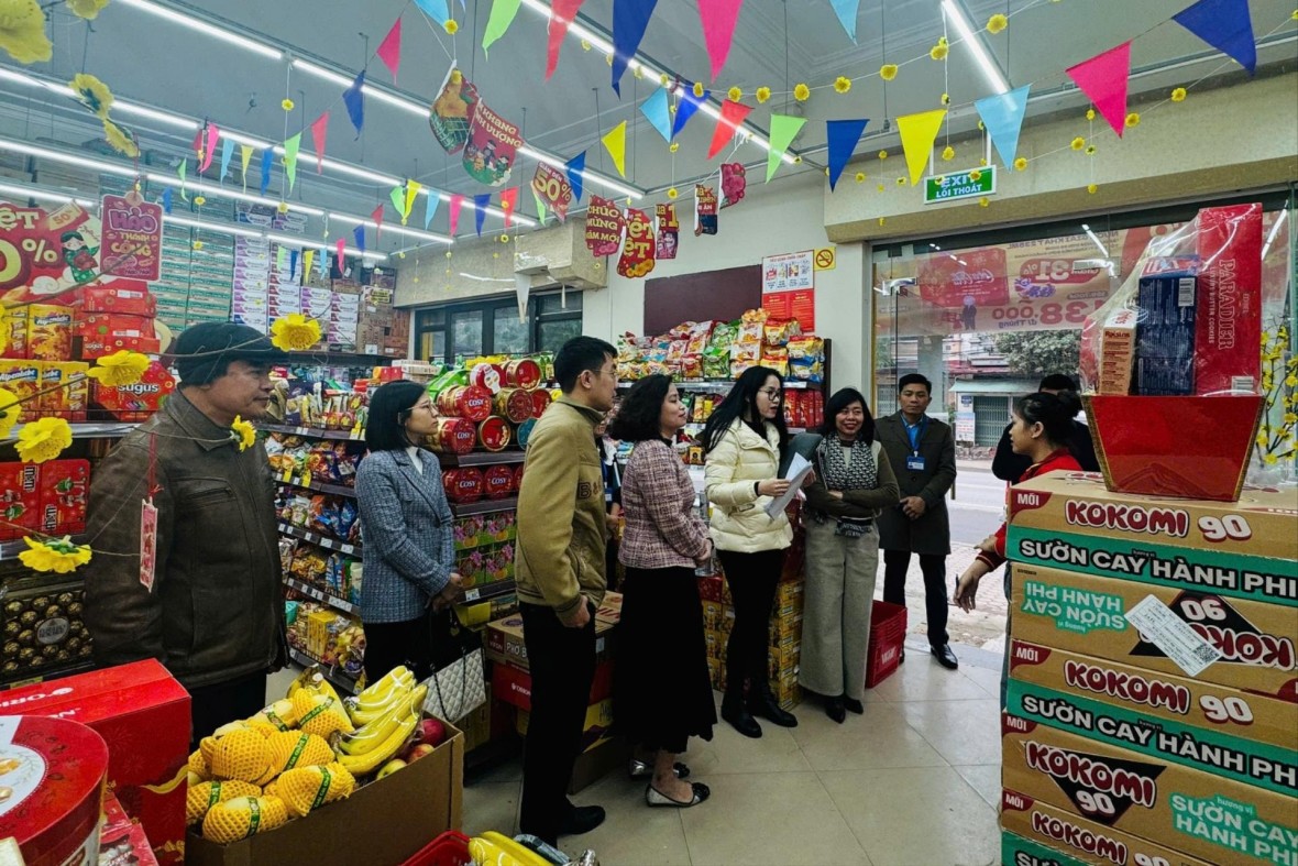 Đoàn kiểm tra thông báo Quyết định kiểm tra tại cơ sở kinh doanh ông ty Cổ phần Dịch vụ Thương mại Tổng hợp Wincommerce. (Ảnh: Mai Hoa)