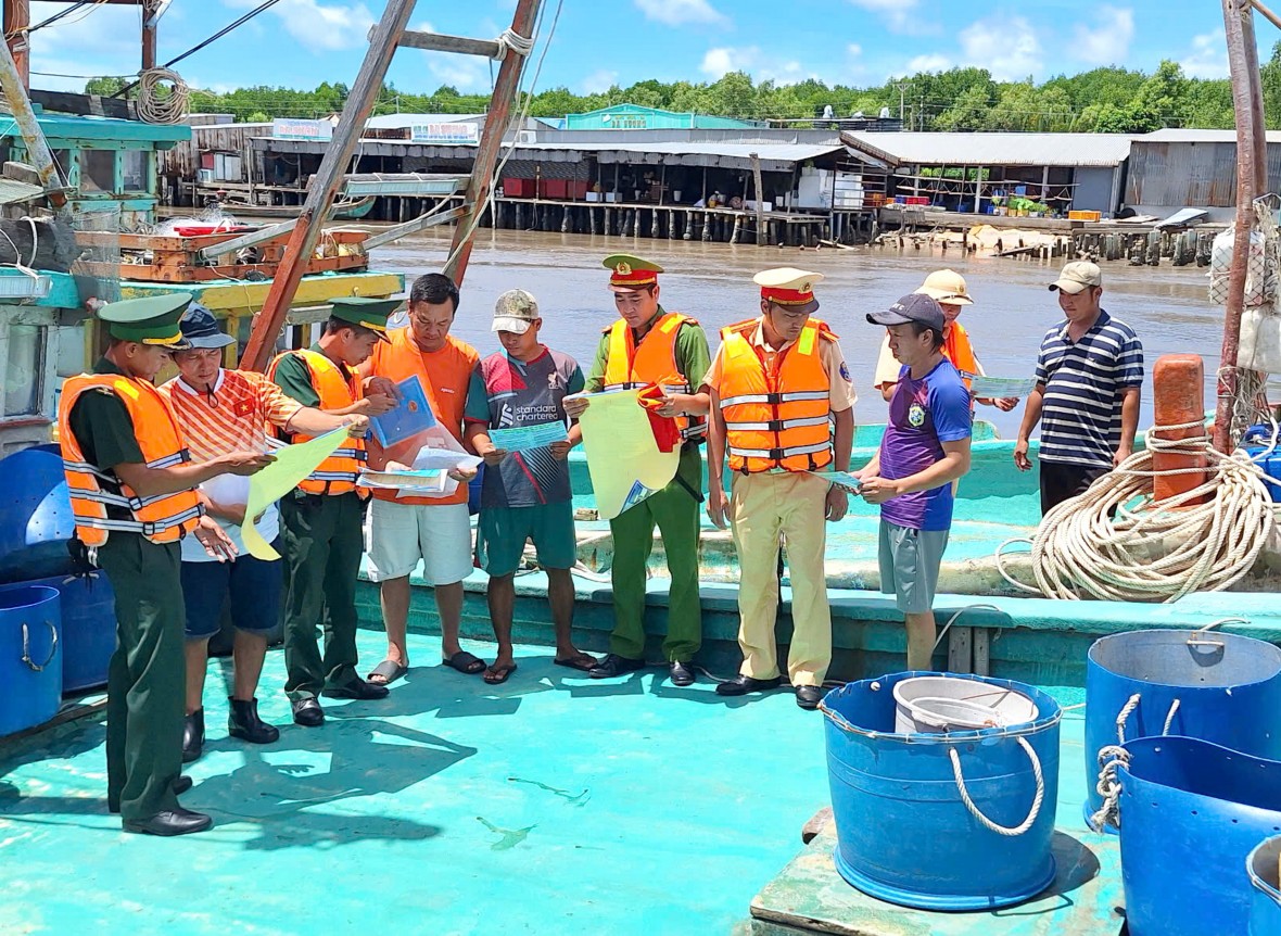 Công an Cà Mau triển khai đồng bộ giải pháp bảo đảm TTATGT đường thủy dịp Tết