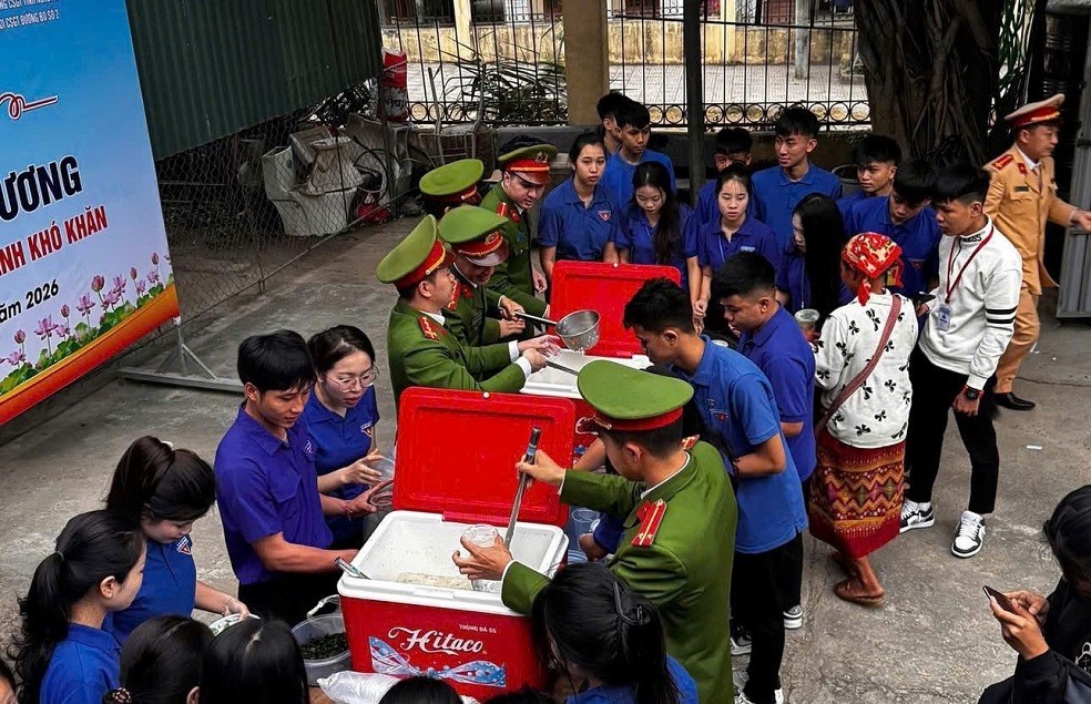 Công an xã Mường Xén phối hợp các đơn vị trao cháo tới bệnh nhân và người nhà.