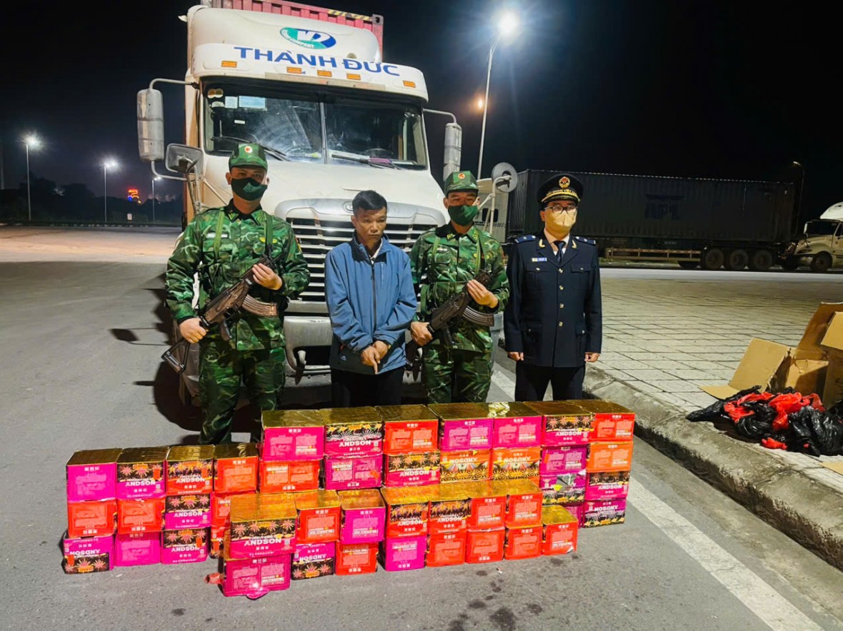Lực lượng chức năng tại Cửa khẩu Bắc Luân 2 bắt giữ lái xe container vận chuyển 55 giàn pháo hoa nổ từ Trung Quốc về Việt Nam.
