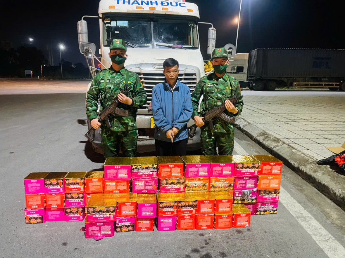 Đồn Biên phòng Cửa khẩu quốc tế Móng Cái đã lập biên bản bắt người phạm tội quả tang, niêm phong tang vật và phương tiện.