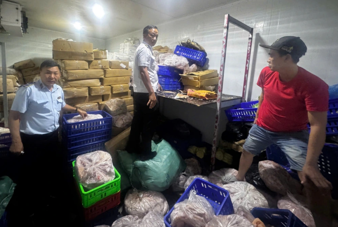 Thời điểm lực lượng chức năng kiểm tra công ty Thanh Vy (Ảnh: Lực lượng chức năng cung cấp).