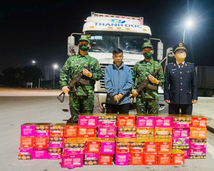 Bắt giữ vụ vận chuyển trái phép 165kg pháo hoa qua Cửa khẩu Bắc Luân 2