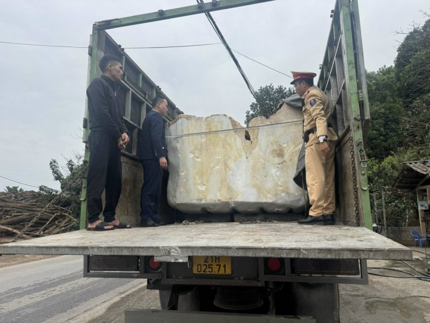Phát hiện 2 xe ô tô tải vận chuyển hơn 70 tấn đá không rõ nguồn gốc trên QL 70 Phát hiện 2 xe ô tô tải vận chuyển hơn 70 tấn đá không rõ nguồn gốc trên QL 70