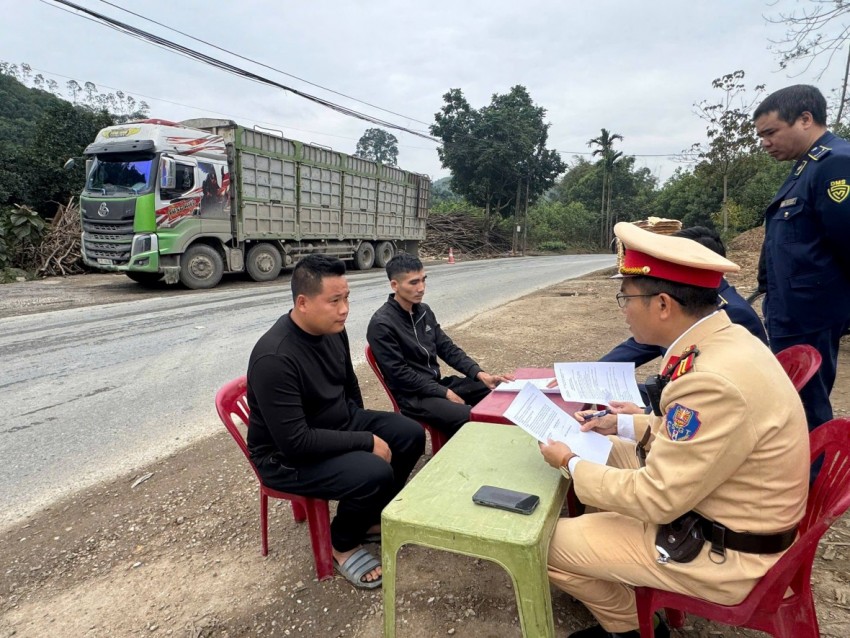 Phát hiện 2 xe ô tô tải vận chuyển hơn 70 tấn đá không rõ nguồn gốc trên QL 70 Phát hiện 2 xe ô tô tải vận chuyển hơn 70 tấn đá không rõ nguồn gốc trên QL 70