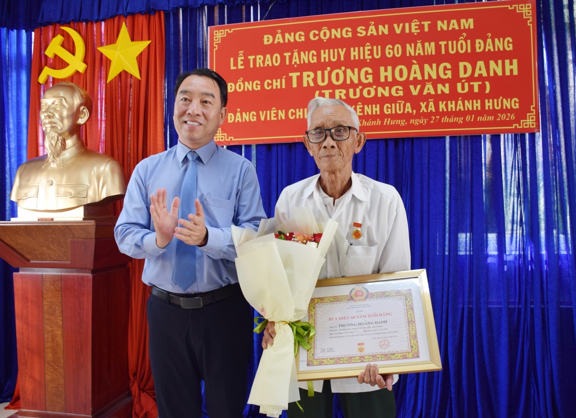 Chủ tịch UBND tỉnh Cà Mau trao Huy hiệu 60 năm tuổi Đảng cho các đảng viên lão thành
