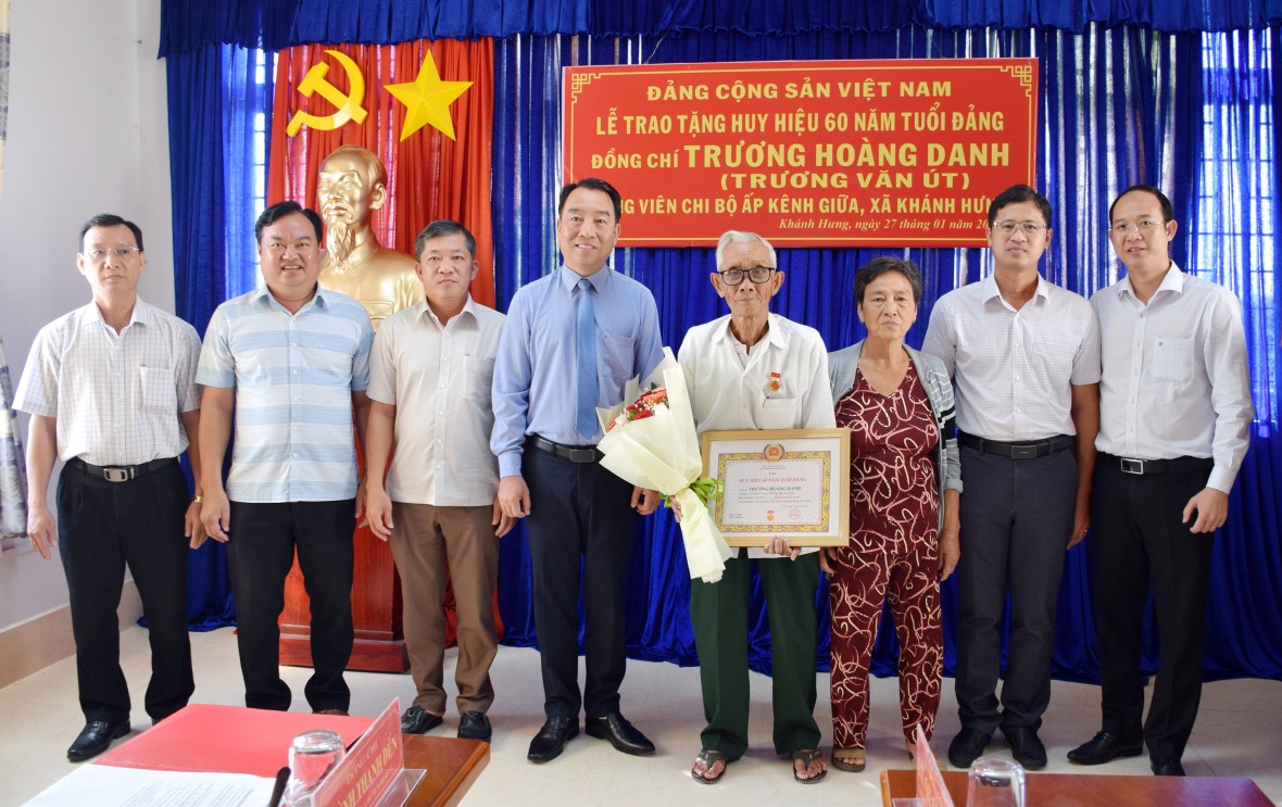 Chủ tịch UBND tỉnh Cà Mau trao Huy hiệu 60 năm tuổi Đảng cho các đảng viên lão thành