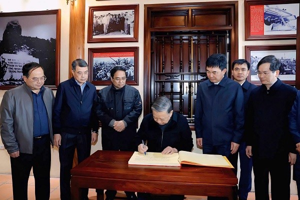 Tổng Bí thư Tô Lâm thăm, động viên, chúc Tết công nhân ngành Than Tổng Bí thư Tô Lâm thăm, động viên, chúc Tết công nhân ngành Than