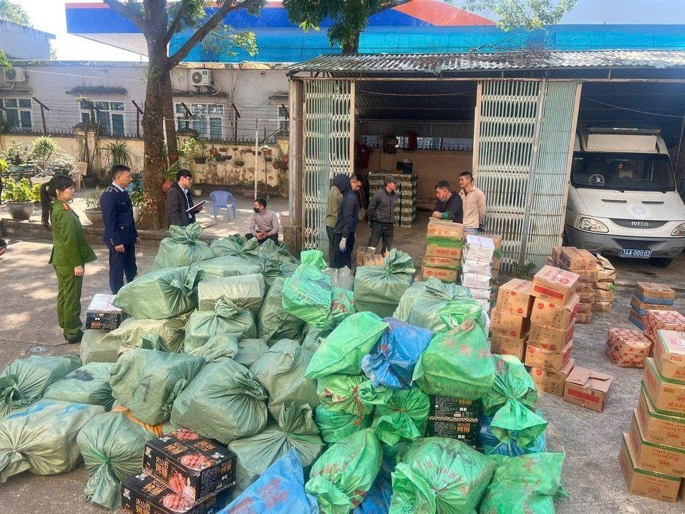 Lực lượng chức năng kiểm tra kho hàng tại số 08 phố Phan Đình Phùng, phường Móng Cái 1, tỉnh Quảng Ninh.