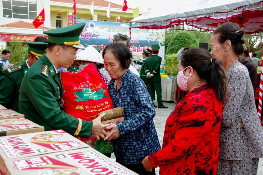 TP Cần Thơ: Mang mùa xuân ấm áp đến với bà con xã đảo Cù Lao Dung