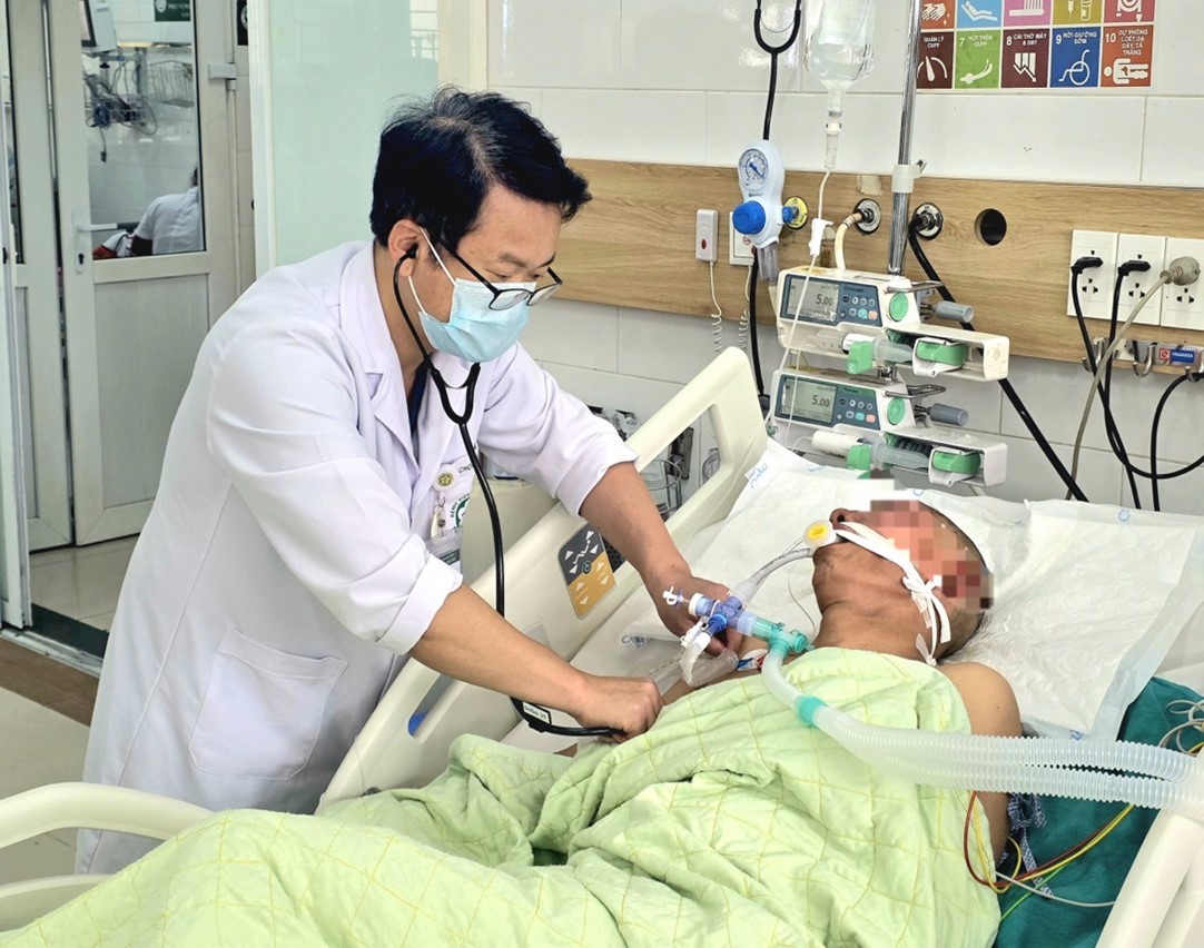 Bệnh nhân nam tại Ninh Bình bị ngộ độc khí CO do hít khói lá thảo mộc để chữa viêm xoang. (Ảnh: Bệnh viện Bạch Mai)