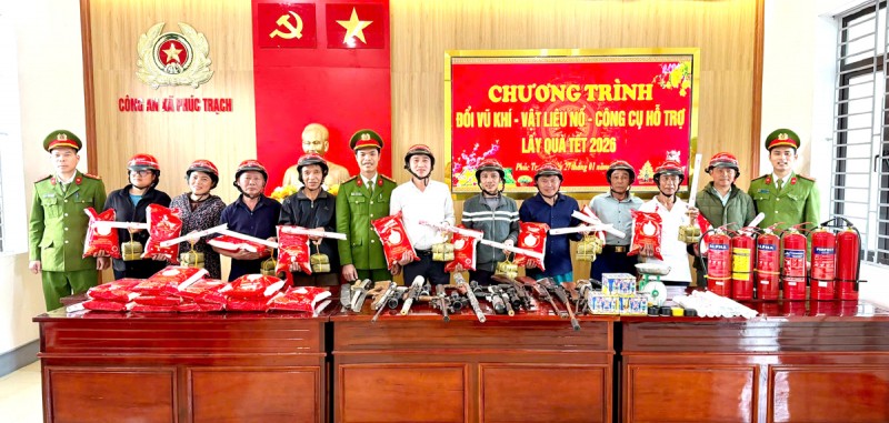 Người dân hào hứng mang súng, vật liệu nổ đến Công an xã đổi lấy quà tết - Ảnh Công an Hà Tĩnh.