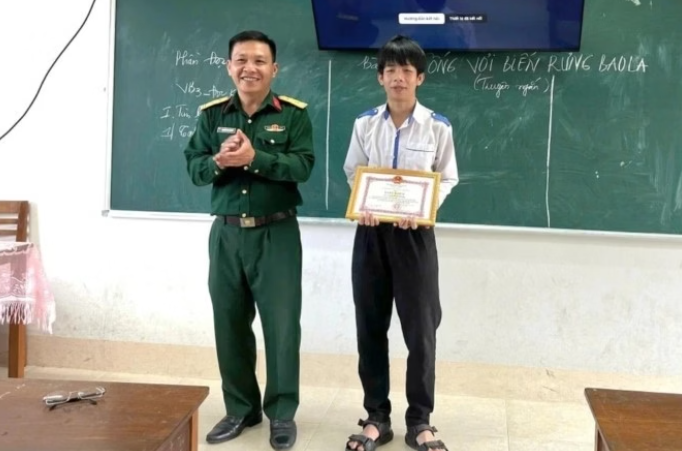 Em Nguyễn Thành Khang được khen thưởng vì có hành động dũng cảm khi kịp thời hỗ trợ, sơ cứu cho nam phi công.