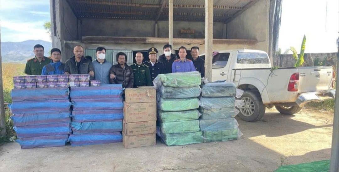 Quảng Ngãi: Bắt giữ xe bán tải chở hơn 2 tấn pháo lậu từ biên giới Việt – Lào