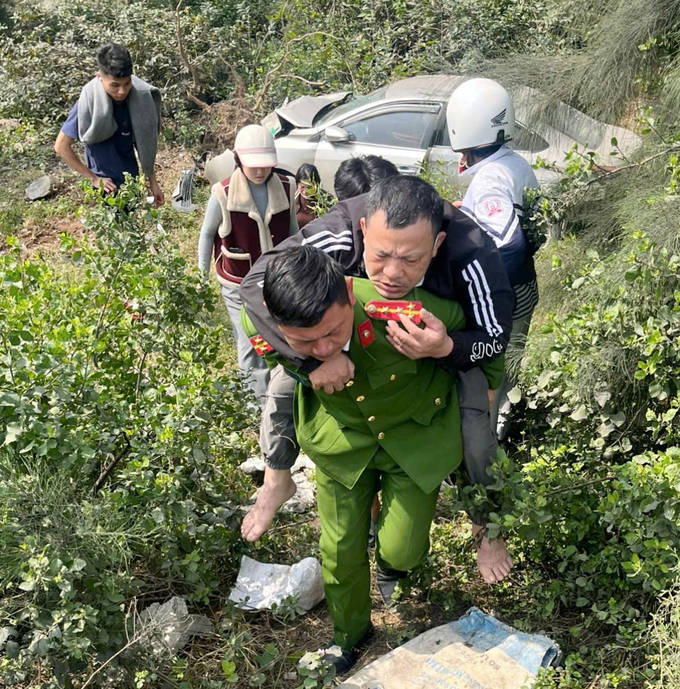 nhanh chóng triển khai các biện pháp sơ cứu ban đầu, đưa người bị nạn ra khỏi khu vực nguy hiểm