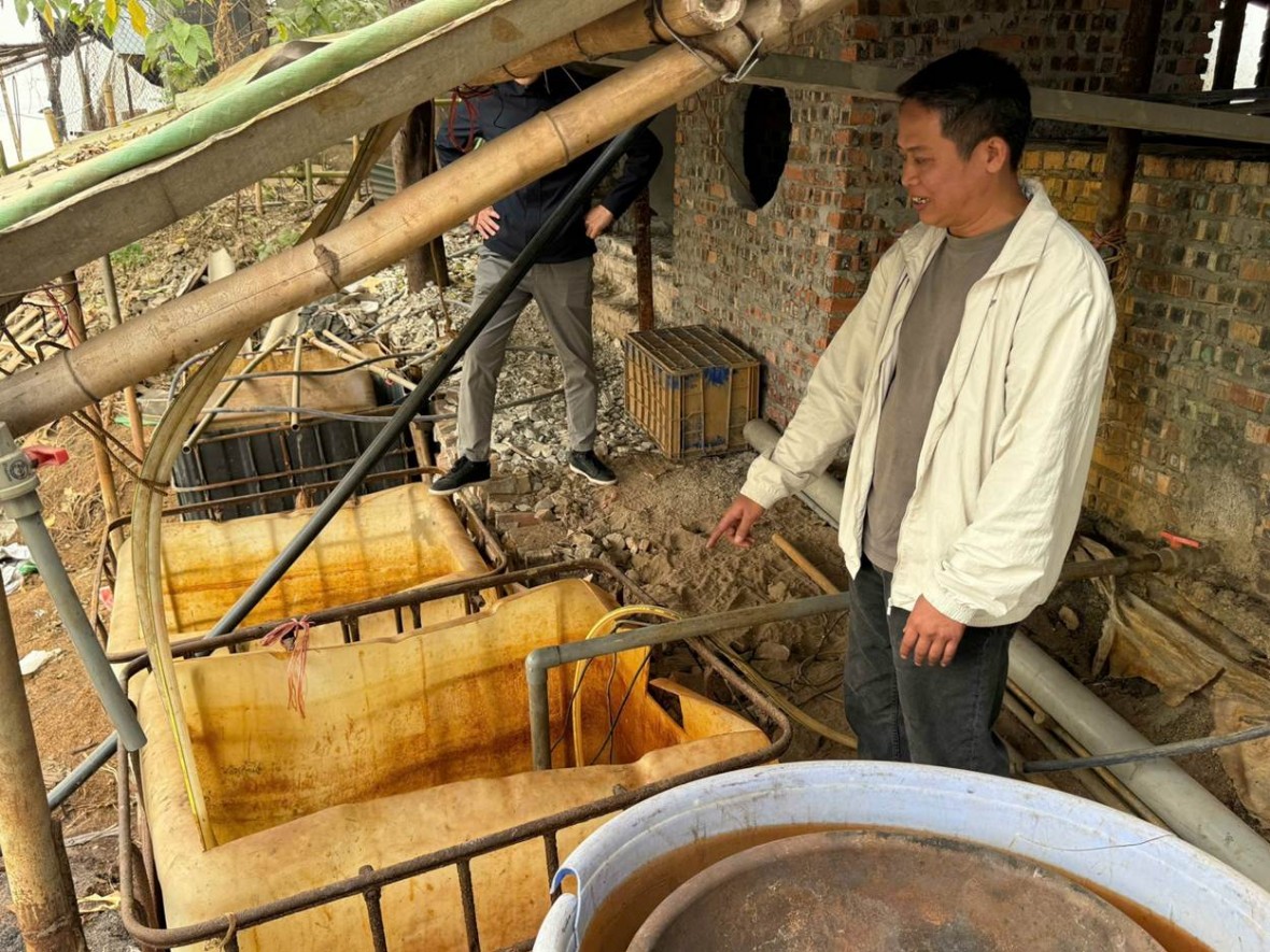 TP Hà Nội: Tạm giữ hình sự 3 đối tượng xả hơn 6,7 tấn chất thải nguy hại ven sông Đuống