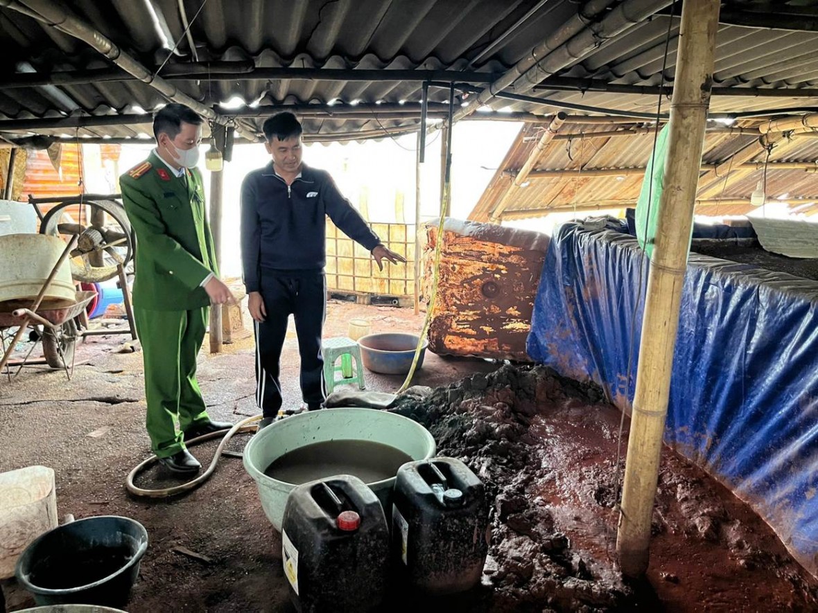 TP Hà Nội: Tạm giữ hình sự 3 đối tượng xả hơn 6,7 tấn chất thải nguy hại ven sông Đuống