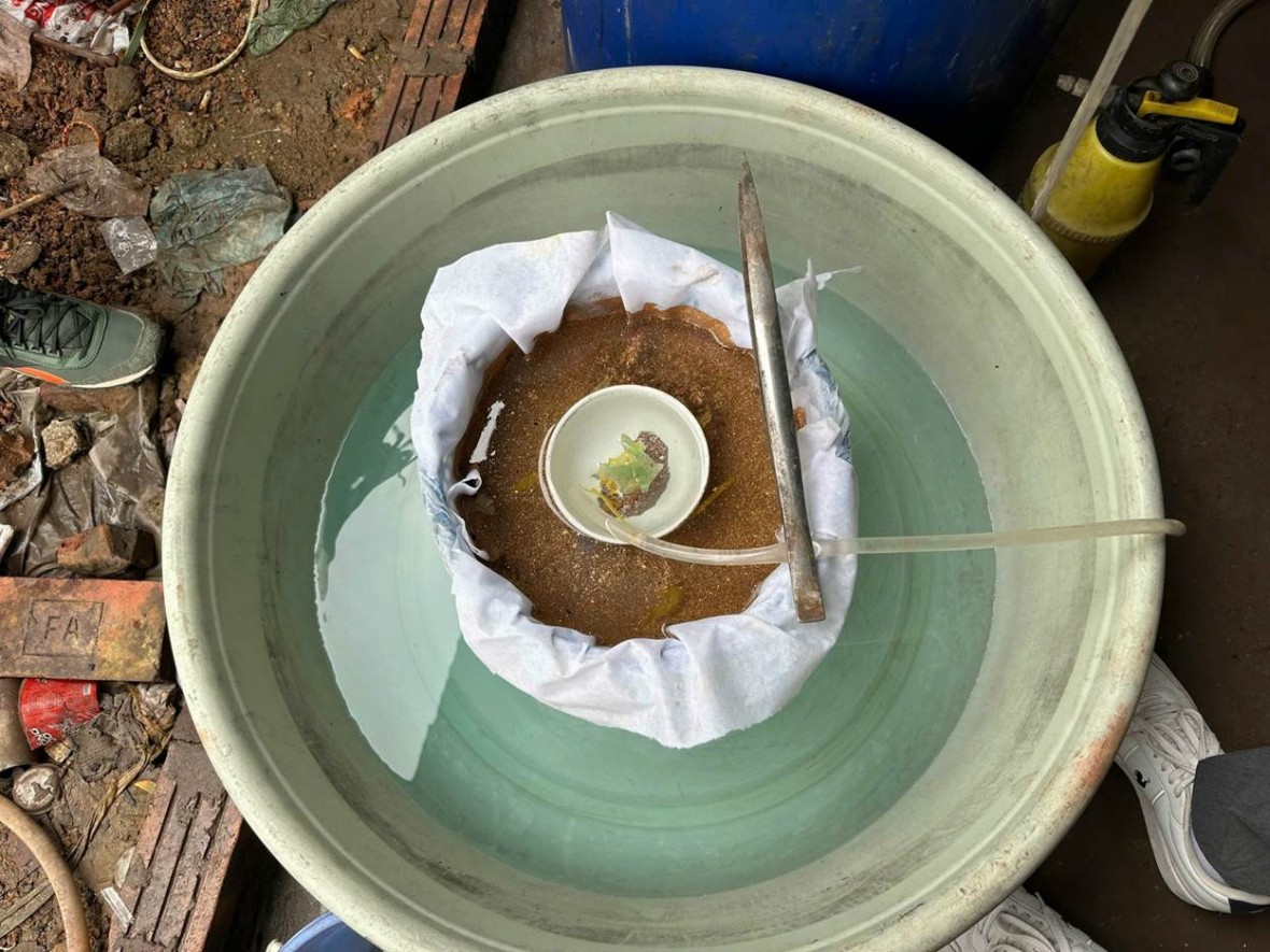 Hoạt động phân kim tại hai xưởng trái phép bên dòng sông Đuống. (Ảnh: Công an TP Hà Nội)