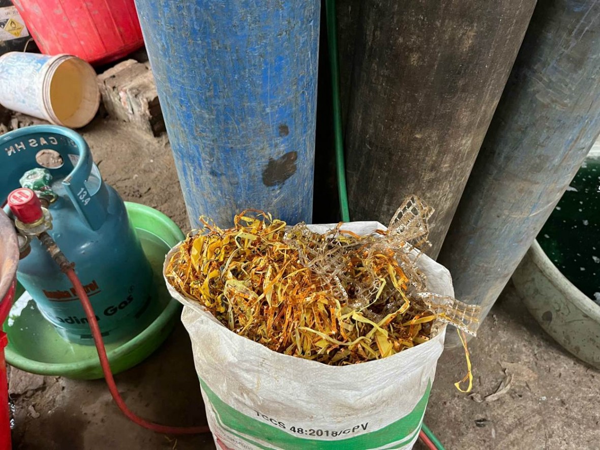 Xưởng phân kim trái phép xả thải nguy hại ra môi trường. (Ảnh: Công an TP Hà Nội)