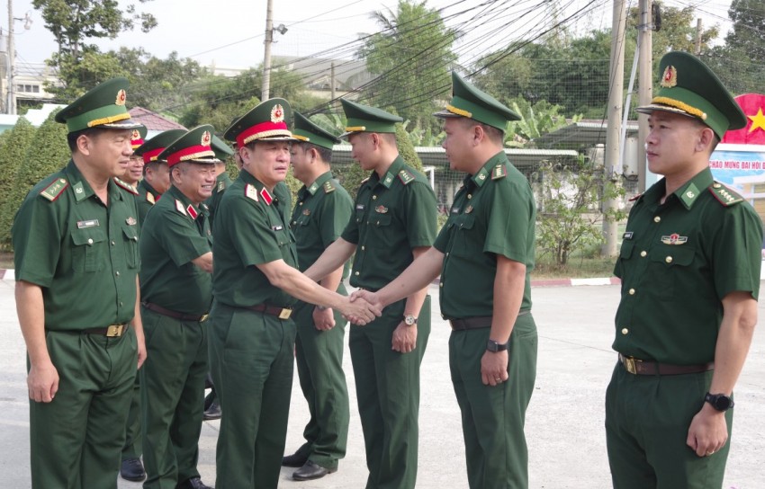 Thượng tướng Trương Thiên Tô đến thăm, chúc Tết Đồn Biên phòng cửa khẩu quốc tế Mộc Bài