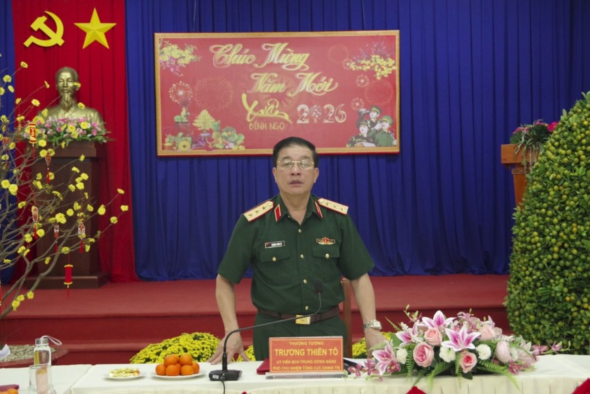 Thượng tướng Trương Thiên Tô đến thăm, chúc Tết Đồn Biên phòng cửa khẩu quốc tế Mộc Bài