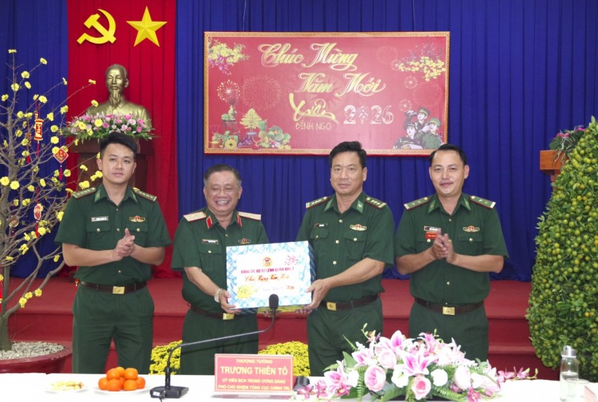 Thượng tướng Trương Thiên Tô đến thăm, chúc Tết Đồn Biên phòng cửa khẩu quốc tế Mộc Bài