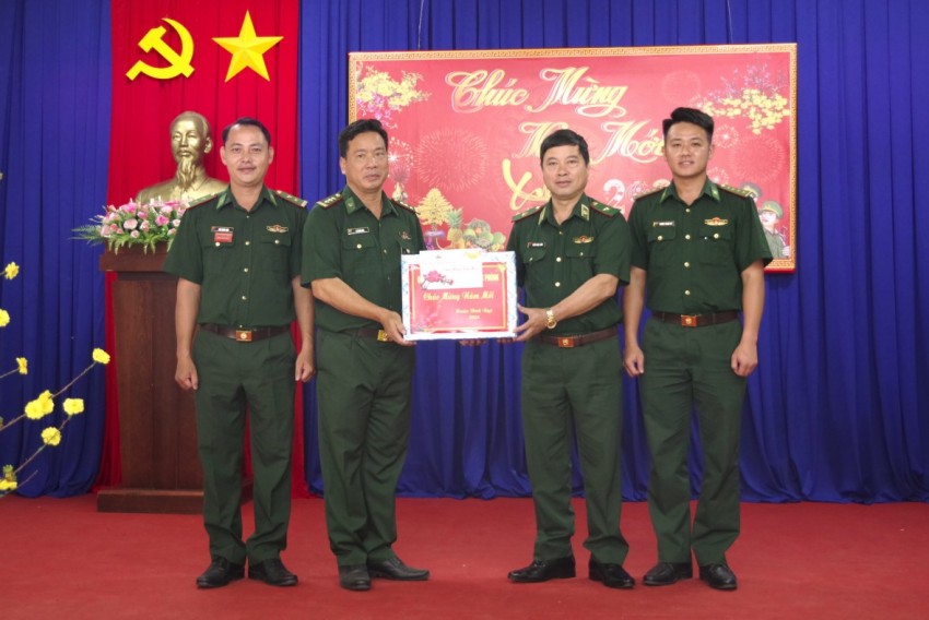 Thượng tướng Trương Thiên Tô đến thăm, chúc Tết Đồn Biên phòng cửa khẩu quốc tế Mộc Bài