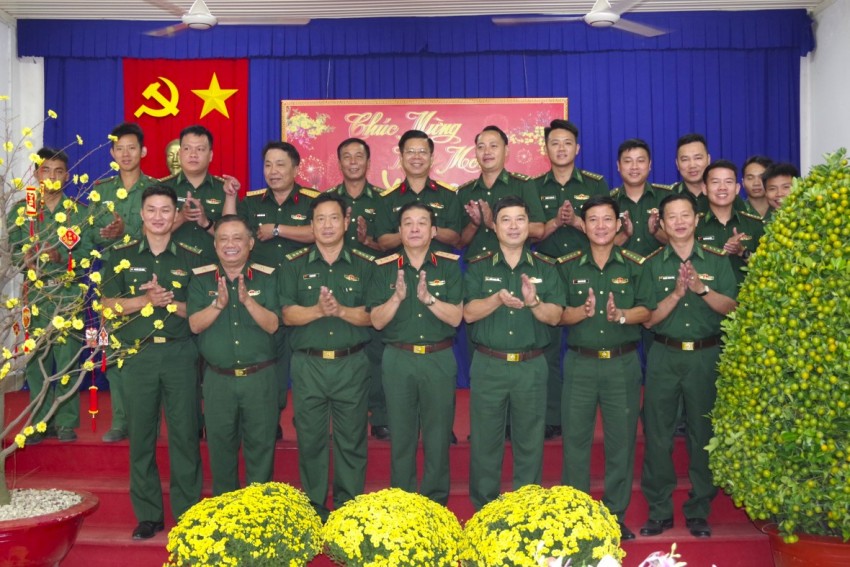 Thượng tướng Trương Thiên Tô đến thăm, chúc Tết Đồn Biên phòng cửa khẩu quốc tế Mộc Bài