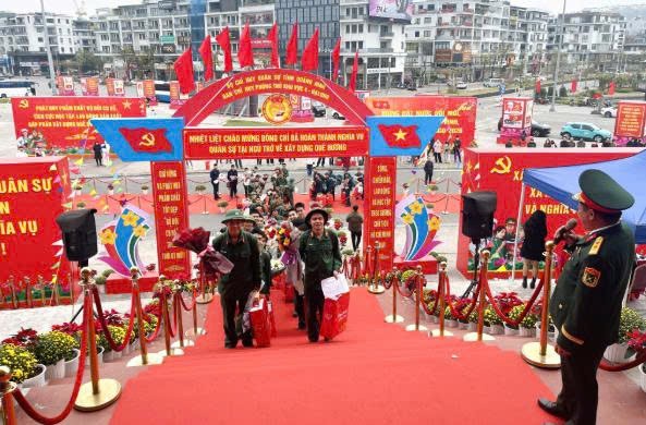 Niềm vui của các quân nhân trở về địa phương sau 2 năm được tham gia học tập, tu dưỡng, rèn luyện và phục vụ trong môi trường quân đội.