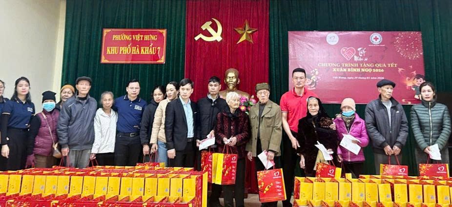 Lãnh đạo Hội Chữ thập đỏ tỉnh, Quỹ Thiện tâm và phường Việt Hưng trao tặng quà Tết cho các đối tượng có hoàn cảnh khó khăn nhân dịp Tết Nguyên đán Bính Ngọ 2026.