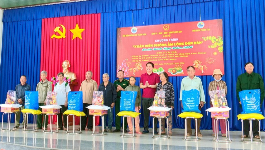 Tây Ninh: Trao 230 phần quà Tết trong Chương trình “Xuân Biên phòng ấm lòng dân bản” tại xã Hòa Hội