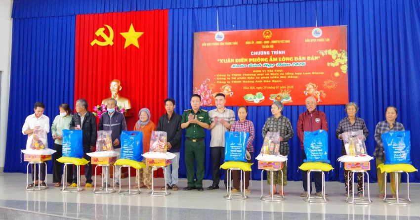 Tây Ninh: Trao 230 phần quà Tết trong Chương trình “Xuân Biên phòng ấm lòng dân bản” tại xã Hòa Hội