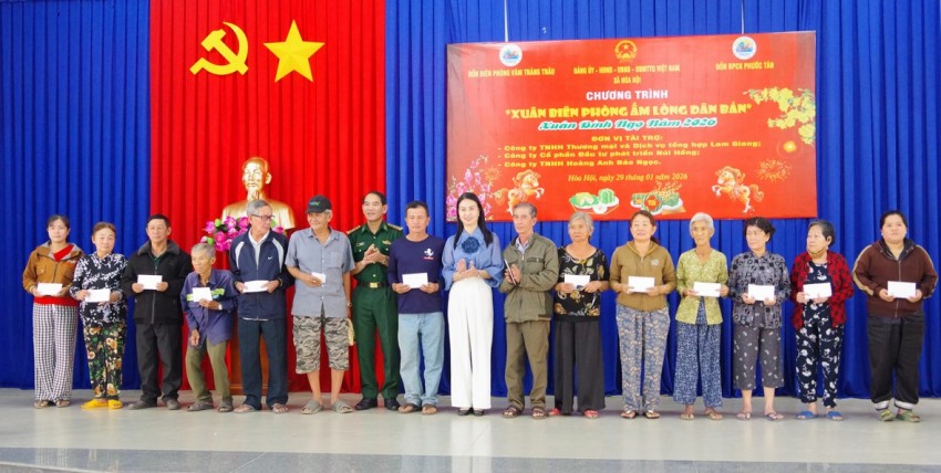 Tây Ninh: Trao 230 phần quà Tết trong Chương trình “Xuân Biên phòng ấm lòng dân bản” tại xã Hòa Hội