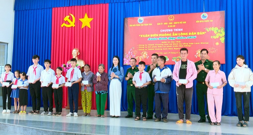 Tây Ninh: Trao 230 phần quà Tết trong Chương trình “Xuân Biên phòng ấm lòng dân bản” tại xã Hòa Hội