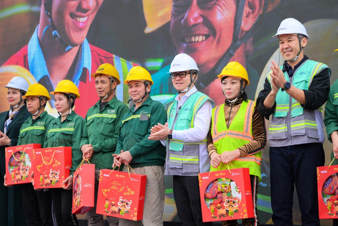 Hơn 1.100 suất quà đã được tặng cho các công nhân xây dựng tại Hà Nội.