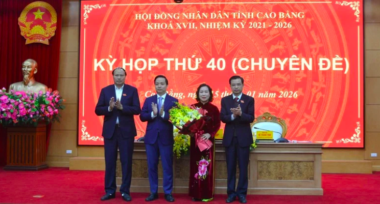 Lãnh đạo HĐND, UBND tỉnh Cao Bằng chúc mừng tân Phó Chủ tịch UBND tỉnh Hà Nhật Lệ. Ảnh Báo Cao Bằng