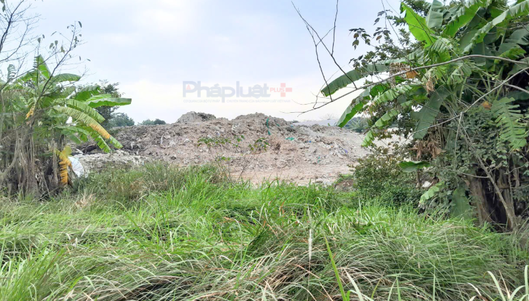 Cận cảnh bãi rác thải khổng lồ tại xã Bát Tràng khiến 3 giám đốc công ty môi trường bị khởi tố