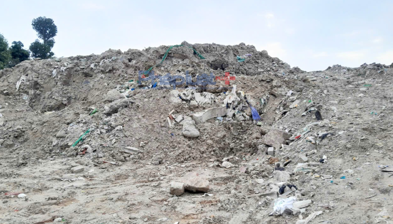 Cận cảnh bãi rác thải khổng lồ tại xã Bát Tràng khiến 3 giám đốc công ty môi trường bị khởi tố