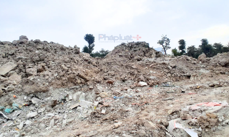 Cận cảnh bãi rác thải khổng lồ tại xã Bát Tràng khiến 3 giám đốc công ty môi trường bị khởi tố